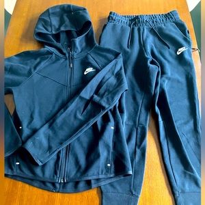 Nike Women’s Black Sweatsuit - Sweatshirt and Sweatpants